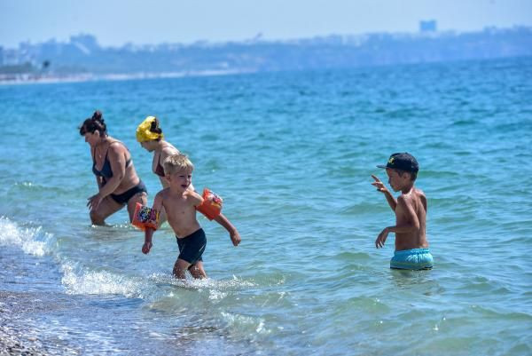Antalya'da turistler plajlara akın etti! Denizin keyfini çıkardılar - Resim: 1