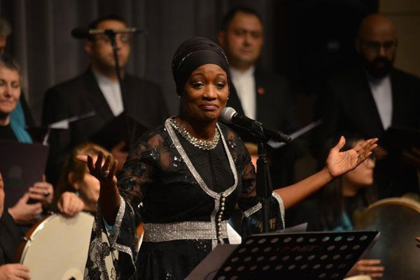 ABD'li şarkıcı Della Miles sahnede 'Dom Dom Kurşunu' şarkısını söyledi! Sosyal medya yıkıldı - Resim: 4