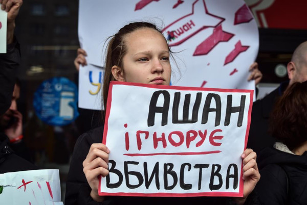 'Rusya'ya 150 milyon dolar vergi ödüyorlar' diyen Ukraynalılar Fransız market zincirini protesto etti - Resim: 0