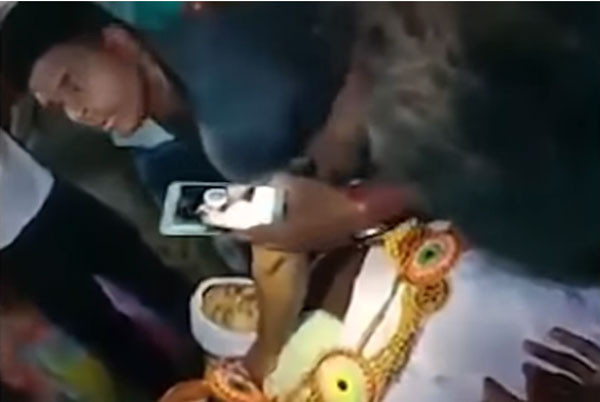 Cenaze töreninde düğün yapıp ölen kız arkadaşıyla evlendi - Resim: 1