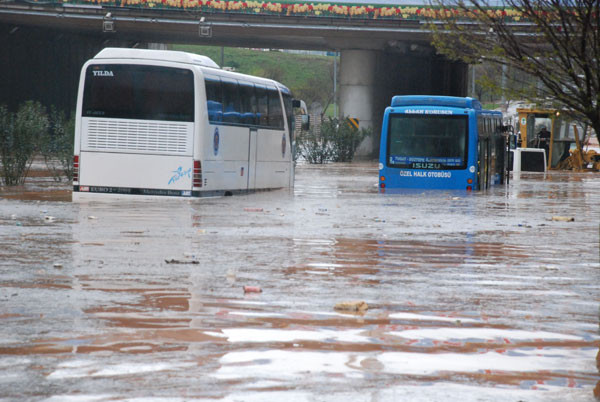 Patlayan su bendi can aldı - Resim: 1