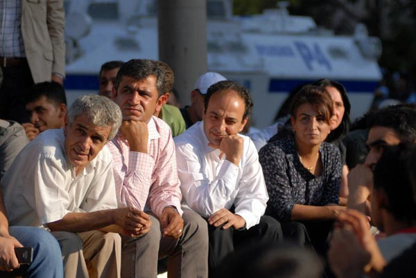 Diyarbakır sokakları yine karıştı - Resim: 2