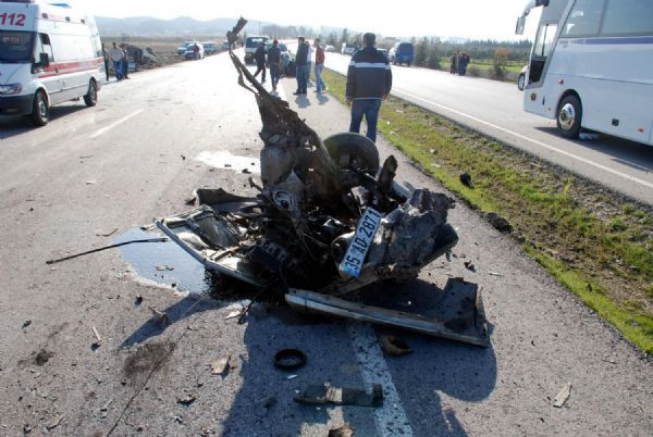 3'e bölünen araçtan sağ çıktılar - Resim: 1