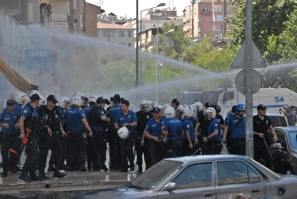 Diyarbakır Van ve Mardin karıştı ortalık savaş alanı! HDP'li vekiller yaralandı - Resim: 3