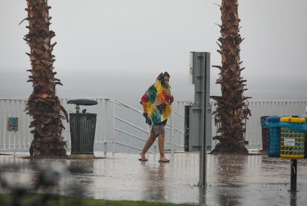 Antalya’da sağanak ve rüzgar etkili oldu! Ağaçlar devrildi, yollar göle döndü - Resim: 4