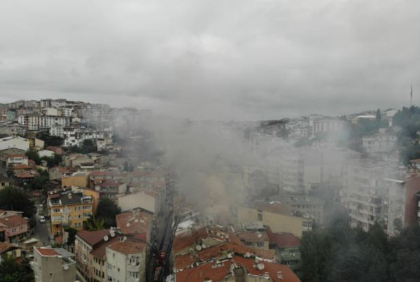 İstanbul'da korkutan yangın! 5 katlı bina alev alev yandı - Resim: 0