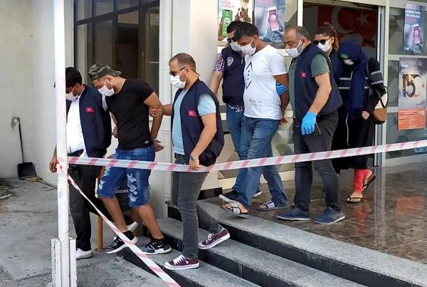 Mersin'de şaka gibi olay! Suriyeli sahte polisleri gerçek polisler yakaladı - Resim: 0