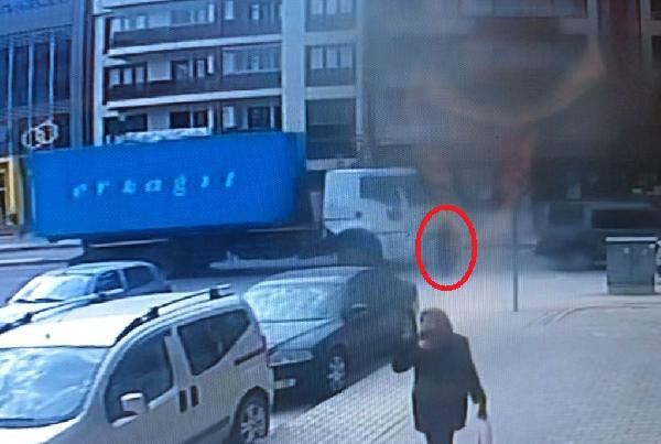 Bursa'da kamyonun çarptığı kadın hayatını kaybetti! Sürücü gözaltında - Resim: 1