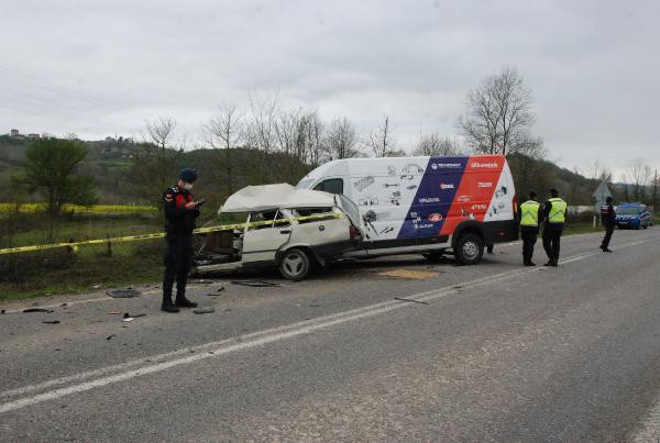 Bartın'da feci kaza! Kafa kafaya çarpıştı ikiye bölündü camdan fırladı - Resim: 0