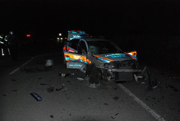 Bartın'da ters şeride giren cip jandarma aracıyla çarpıştı: 2'si asker 4 yaralı - Resim: 0