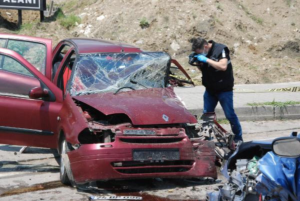 Bartın'da feci kaza! Araç karşı şeride geçti: Ortalık kan gölüne döndü - Resim: 0