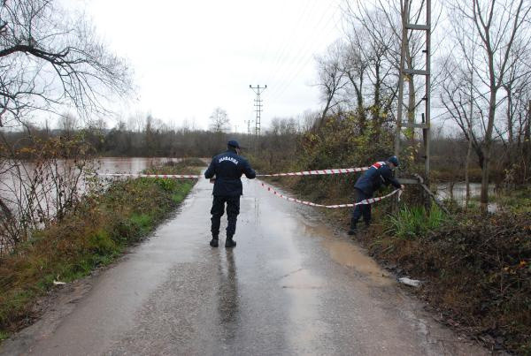 Bartın'da ırmak taşma noktasına geldi! Köprü kapatıldı: Evleri su bastı - Resim: 0