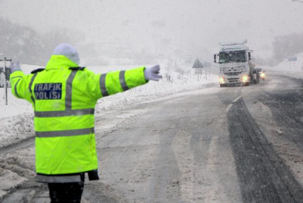 Kar kalınlığı 25 cm'ye ulaştı, TIR'ların geçişi yasaklandı! - Resim: 3