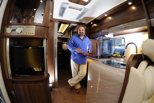 Uçak korkusu Volkan Konak'a karavan aldırdı - Resim: 3