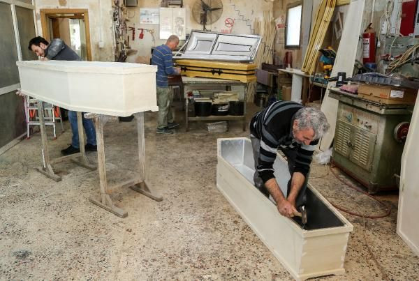 Antalyalı mobilya ustasının yaptığı tabutlar dikkat çekiyor - Resim: 2