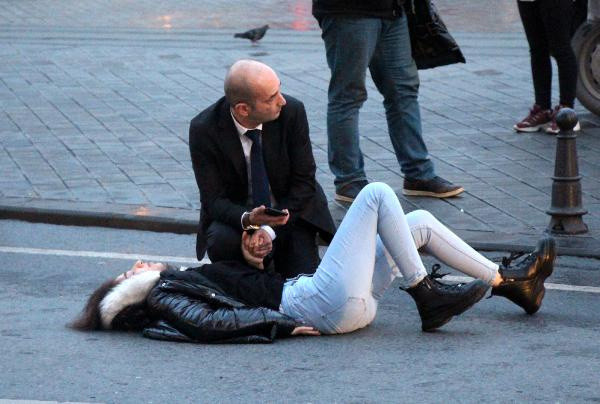 Taksim Meydanı'nda taksinin çarptığı kadının elini bir an olsun bırakmadı - Resim: 0