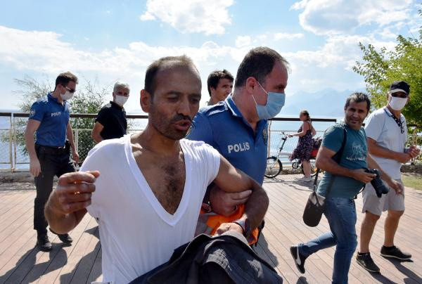 Antalya'da yürekler ağza geldi! Polis müdahale etti: Görünce dayanamadı - Resim: 1
