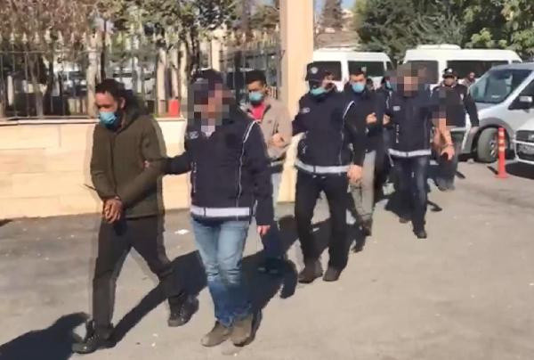 Şanlıurfa'da boş sebze kasalarının altından 64 kaçak göçmen çıktı! 5 organizatör tutuklandı - Resim: 0