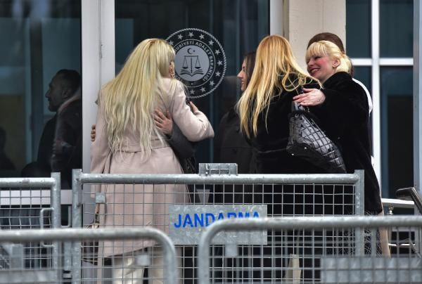 Kedicikler adliyeye böyle geldi neşeleri de makyajları da yerinde - Resim: 3