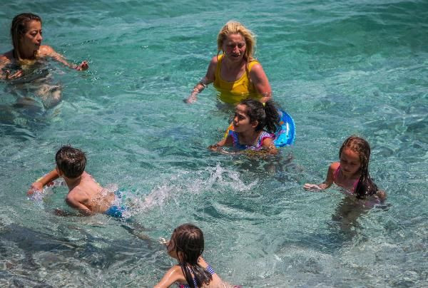 Son kısıtlama öncesi sıcak havayı gören Antalya'da plajlara akın etti! İlk defa bu kadar... - Resim: 2