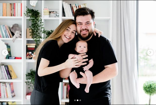 Eser Yenenler ve Berfu Yıldız bebeklerinin yüzünü ilk defa gösterdi!