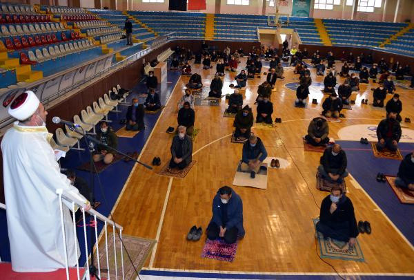 Camilerdeki yoğunluğun önüne geçmek için yeni adım! Erzurum'da spor salonları ibadete açıldı - Resim: 0