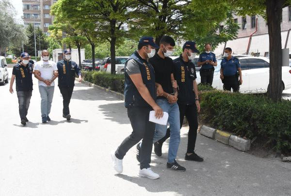 Eskişehir'de 'papağan' ile vatandaşın kabusu oldular: 50 bin lira... - Resim: 0