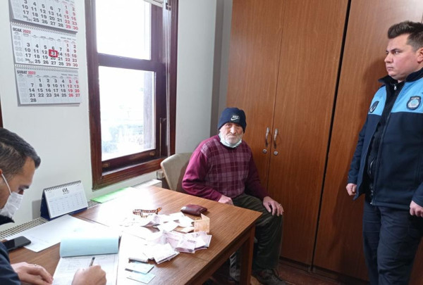 Düzce'de yakalanan dilenciden bakın ne kadar para çıktı! Ağlayıp yemin etmesi fayda etmedi - Resim: 0