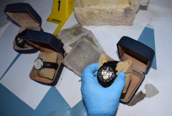 İtirafçı oldu FETÖ elebaşı imzalı 3 kol saati ele geçirildi - Resim: 2