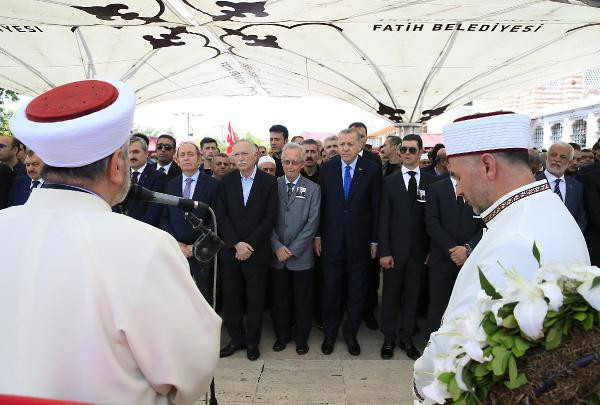 Erdoğan tabutu böyle omuzladı! Cenazede dikkat çeken detay - Resim: 1