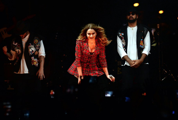 Hadise derin dekoltesiyle yürekleri hoplattı! - Resim: 3