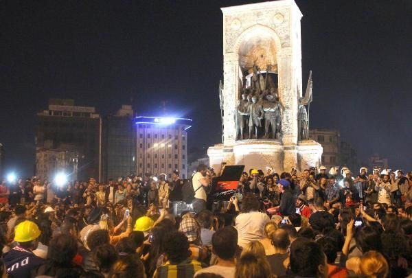 Gaz bombası yerine piyano sesi - Resim: 1
