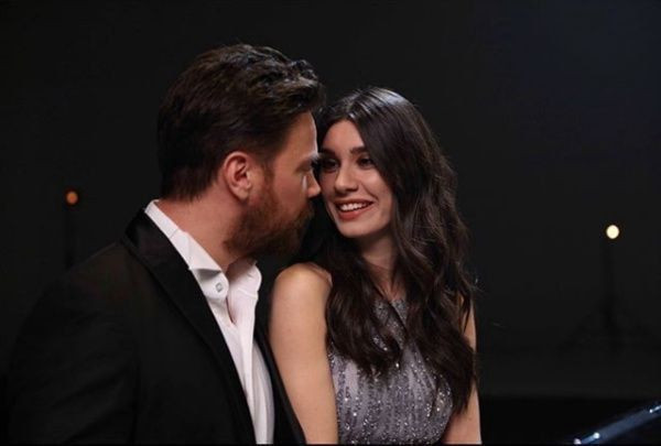 Sinan Akçıl'dan ayrılan Burcu Kıratlı boşanma partisi verdi! Ünlü isimler de katıldı - Resim: 1