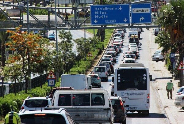 Kilometrelerce kuyruk oluştu trafik kilitlendi! Bodrum'dan akın akın gidiyorlar - Resim: 3
