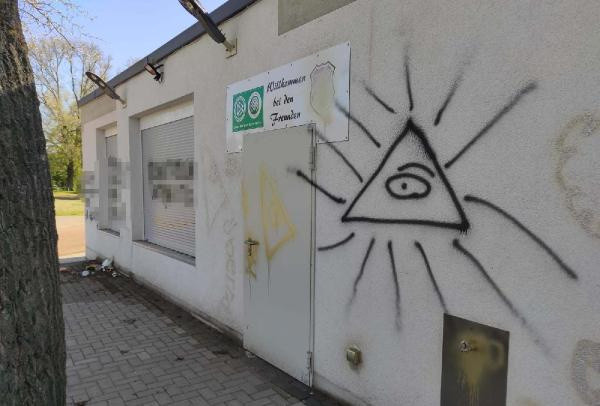 Almanya'da Türk spor kulübüne çirkin saldırı! İslamofobik yazılar yazıldı - Resim: 0