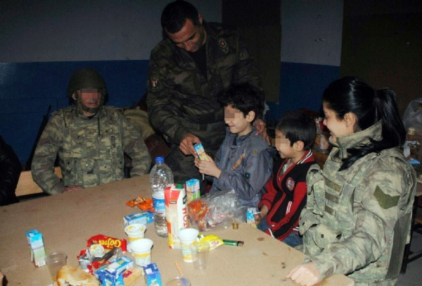 Asker 40 gündür mahsur kalan aileyi kurtardı - Resim: 2
