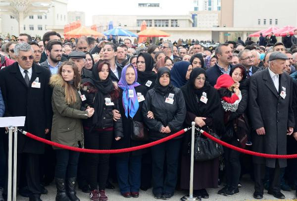 Bu kareye yürek dayanmaz! Babasını oyuncağıyla uğurladı - Resim: 4