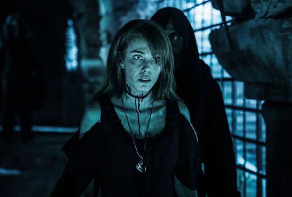 Yaşamayanlar dizisinin 'Mia'sı Elçin Sangu'yu delirtecek 'vampir' benzetmesi!  - Resim: 4