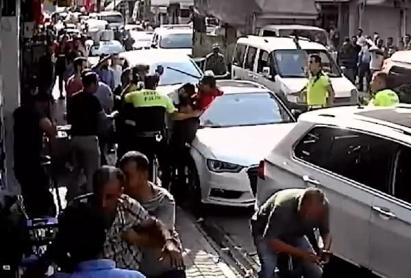 Yer adana! Polis ceza yazmak isteyince ortalık toz duman oldu - Resim: 1