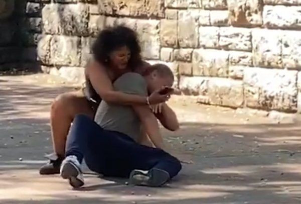 Genç kadının yaptığına inanamayacaksınız! Parkta sevgilisini yatırıp.. - Resim: 4