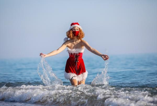 Noel anneler maskeleriyle plaja indi! Denize girip kalp sağlığı mesajı verdi - Resim: 4