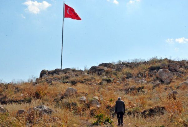 Hakkarili Tahir amca Türk bayrağına 35 yıldır gözü gibi bakıyor - Resim: 0