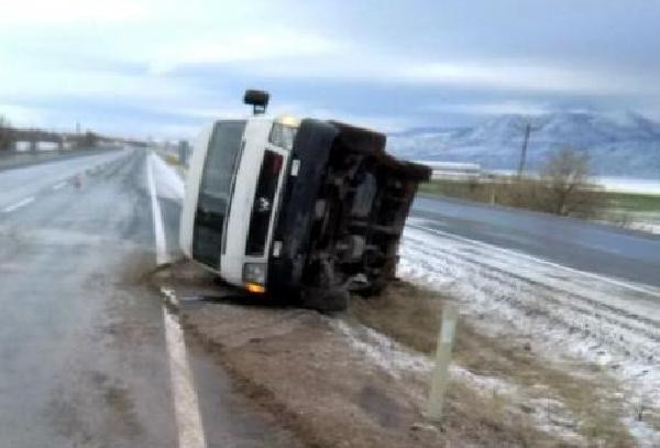 Kayseri'de kontrolden çıkan işçi servisi devrildi: Çok sayıda yaralı var - Resim: 0