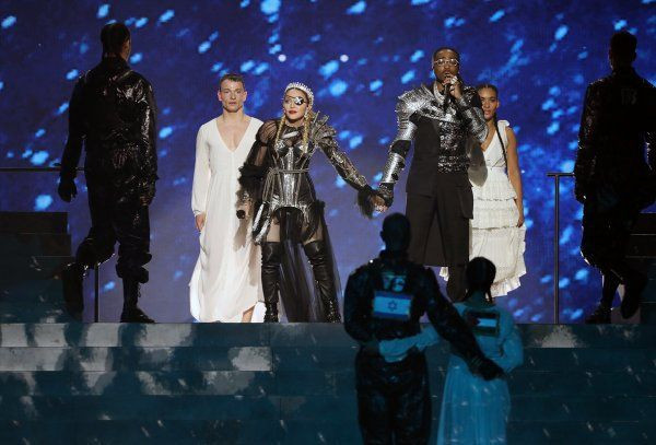 Madonna İsrail'deki Eurovision'a Filistin bayrağıyla damga vurdu - Resim: 4