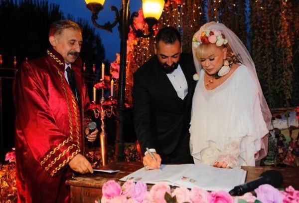 Zerrin Özer fenalaştı apar topar hastaneye kaldırıldı! - Resim: 1