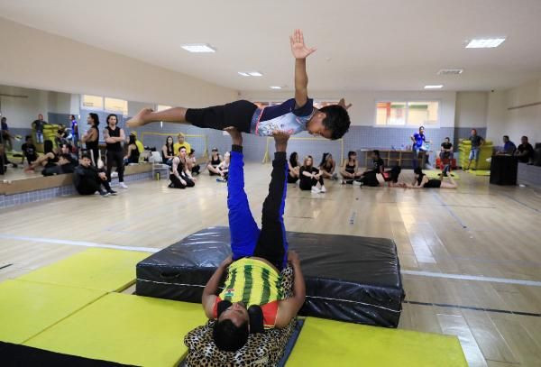 Korona nedeniyle Antalya'da mahsur kalan 45 akrobat ve dansçı depoda form tutuyor - Resim: 1