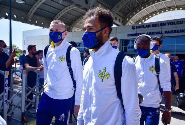 Fenerbahçe'de Emre Belözoğlu'na taraftarlardan 'Sana güveniyoruz' mesajı - Resim: 1