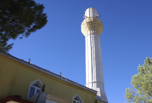 Muğla'da dehşet fırtına! Minarenin külahı koptu, evlerin çatısı uçtu, ağaçlar devrildi - Resim: 1