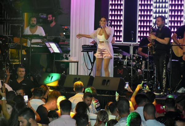 Derya Uluğ, Marmaris'te tatilcileri coşturdu - Resim: 1