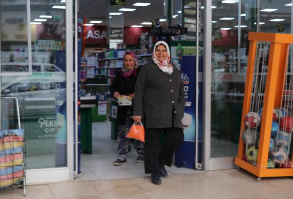 Ücretli poşet almadılar: Ürünleri böyle taşıdılar! - Resim: 4